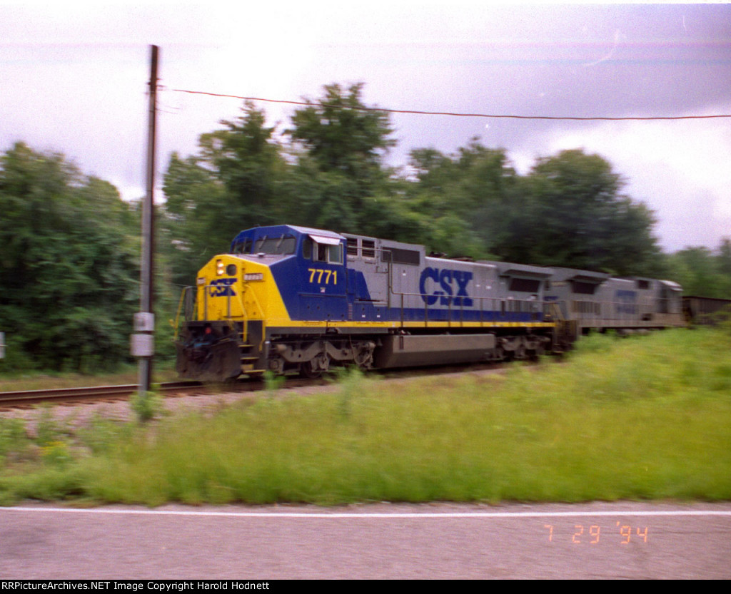 CSX 7771 leads a train towards Hamlet